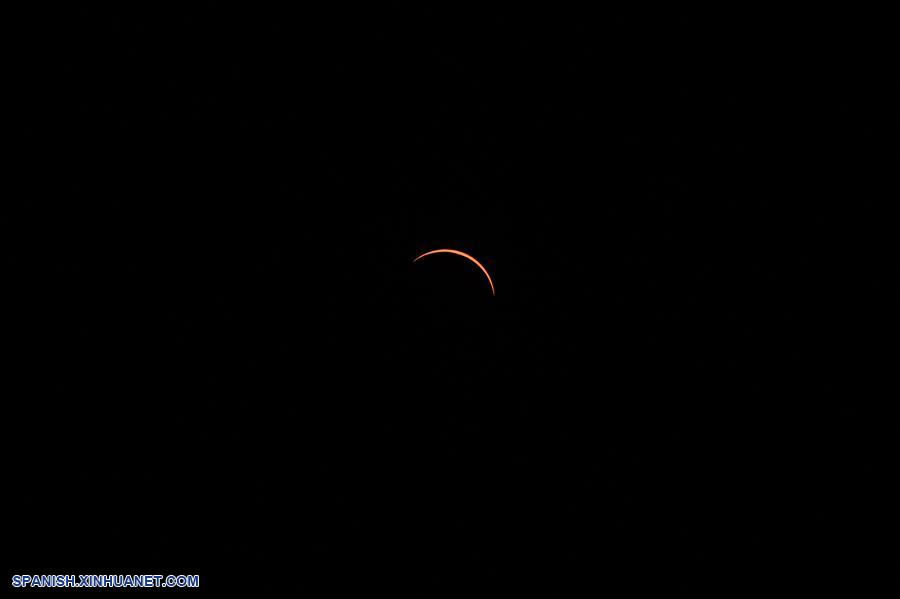 Vista de la Luna pasando frente al Sol, durante el eclipse solar total, en la ciudad de La Serena, en la región de Coquimbo, Chile, el 2 de julio de 2019. Miles de personas se aglutinaron en las playas de La Serena y Coquimbo, unos 470 kilómetros al norte de Santiago y a nivel del mar, donde el punto central del eclipse solar total tuvo una duración de dos minutos y 15 segundos. (Xinhua/Jorge Villegas)