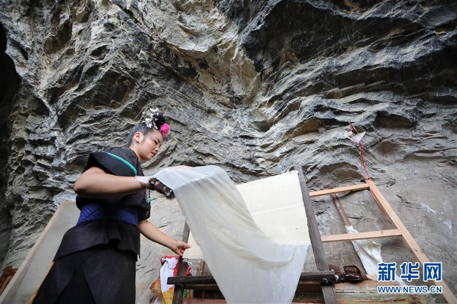 El 1 de julio, en Shiqiao, Danzhai, provincia de Guizhou, una mujer Miao seca el papel "Chao Zhi". (Foto: Ou Dongying/ Xinhua)