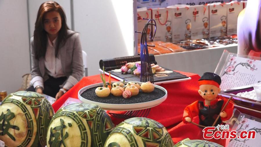 Gansu muestra platos característicos en una feria