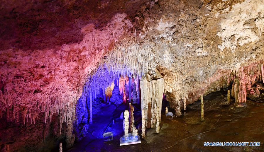 Paisaje dentro de cueva Xueyu en Chongqing