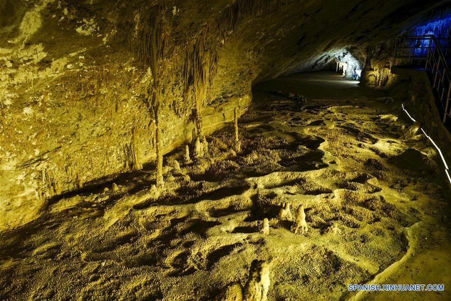 Paisaje dentro de cueva Xueyu en Chongqing