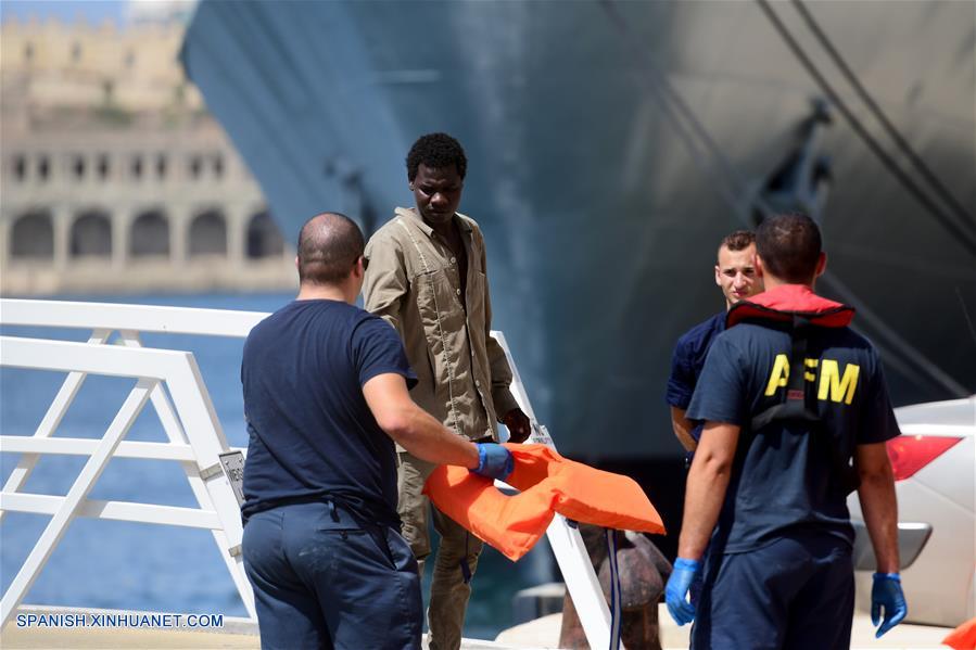 FLORIANA, 7 julio, 2019 (Xinhua) -- Un migrante rescatado desembarca en Floriana, Malta, el 7 de julio de 2019. De acuerdo con información de la prensa local, un grupo de 58 migrantes fue rescatado por las Fuerzas Armadas de Malta el domingo por la ma?ana. (Xinhua/Jonathan Borg)