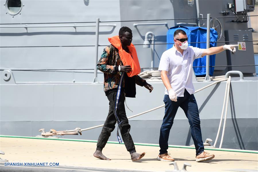 FLORIANA, 7 julio, 2019 (Xinhua) -- Un migrante rescatado desembarca en Floriana, Malta, el 7 de julio de 2019. De acuerdo con información de la prensa local, un grupo de 58 migrantes fue rescatado por las Fuerzas Armadas de Malta el domingo por la ma?ana. (Xinhua/Jonathan Borg)