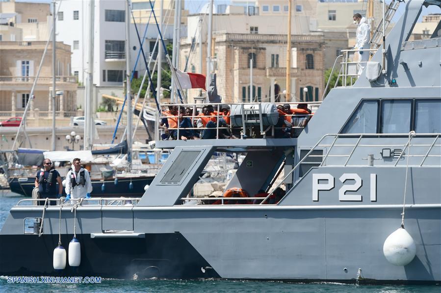 FLORIANA, 7 julio, 2019 (Xinhua) -- Migrantes rescatados reaccionan en la cubierta del bote patrulla P21 de las Fuerzas Armadas de Malta en Floriana, Malta, el 7 de julio de 2019. De acuerdo con información de la prensa local, un grupo de 58 migrantes fue rescatado por las Fuerzas Armadas de Malta el domingo por la ma?ana. (Xinhua/Jonathan Borg)