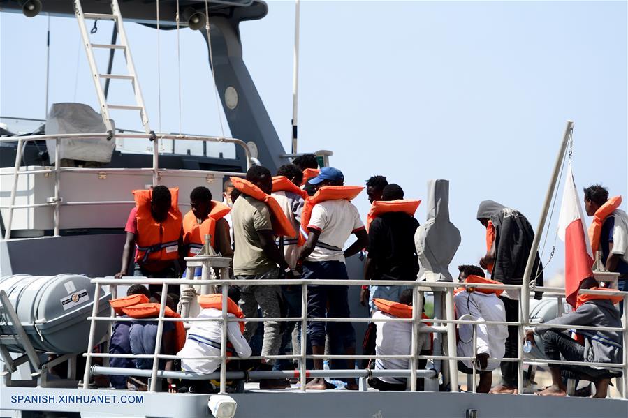 FLORIANA, 7 julio, 2019 (Xinhua) -- Migrantes rescatados esperan para desembarcar en Floriana, Malta, el 7 de julio de 2019. De acuerdo con información de la prensa local, un grupo de 58 migrantes fue rescatado por las Fuerzas Armadas de Malta el domingo por la ma?ana. (Xinhua/Jonathan Borg)