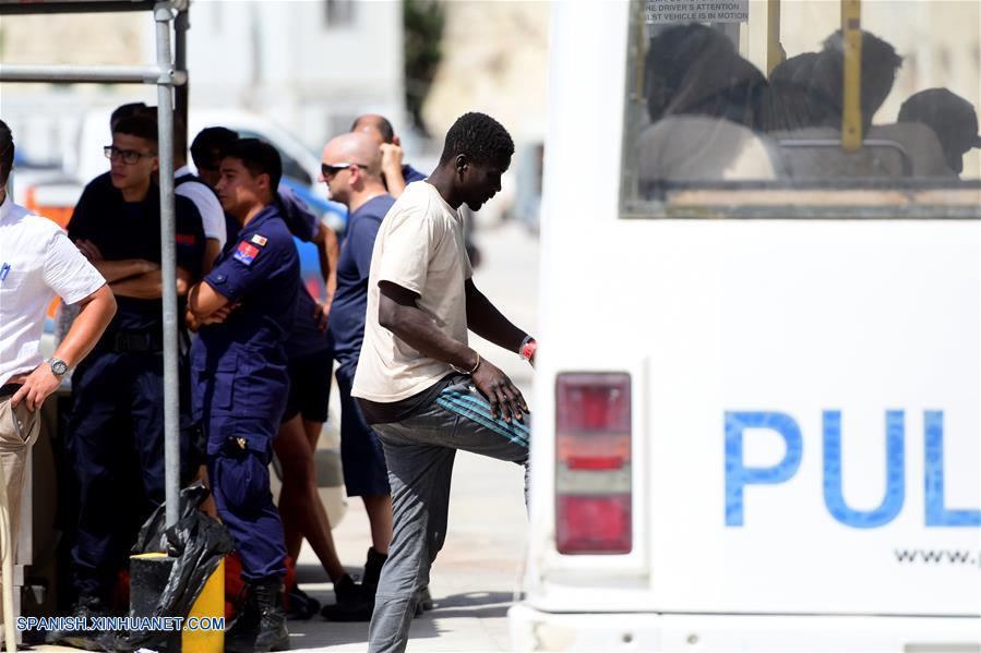 FLORIANA, 7 julio, 2019 (Xinhua) -- Un migrante rescatado aborda un vehículo de la policía, en Floriana, Malta, el 7 de julio de 2019. De acuerdo con información de la prensa local, un grupo de 58 migrantes fue rescatado por las Fuerzas Armadas de Malta el domingo por la ma?ana. (Xinhua/Jonathan Borg)