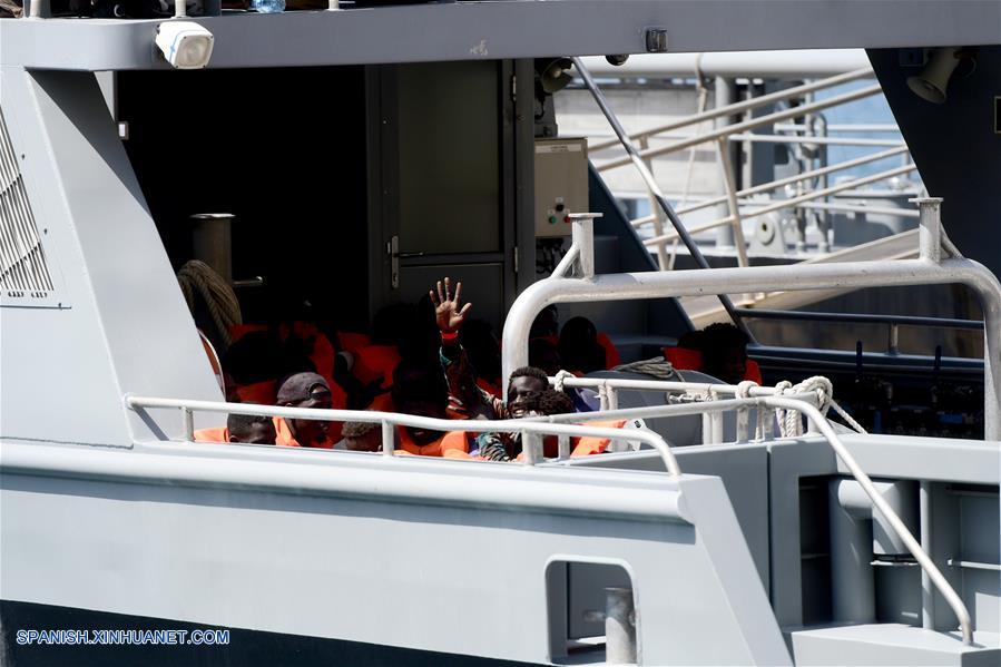 FLORIANA, 7 julio, 2019 (Xinhua) -- Un migrante rescatado sacude su mano mientras el bote patrulla P21 de las Fuerzas Armadas de Malta llega a Floriana, Malta, el 7 de julio de 2019. De acuerdo con información de la prensa local, un grupo de 58 migrantes fue rescatado por las Fuerzas Armadas de Malta el domingo por la ma?ana. (Xinhua/Jonathan Borg)