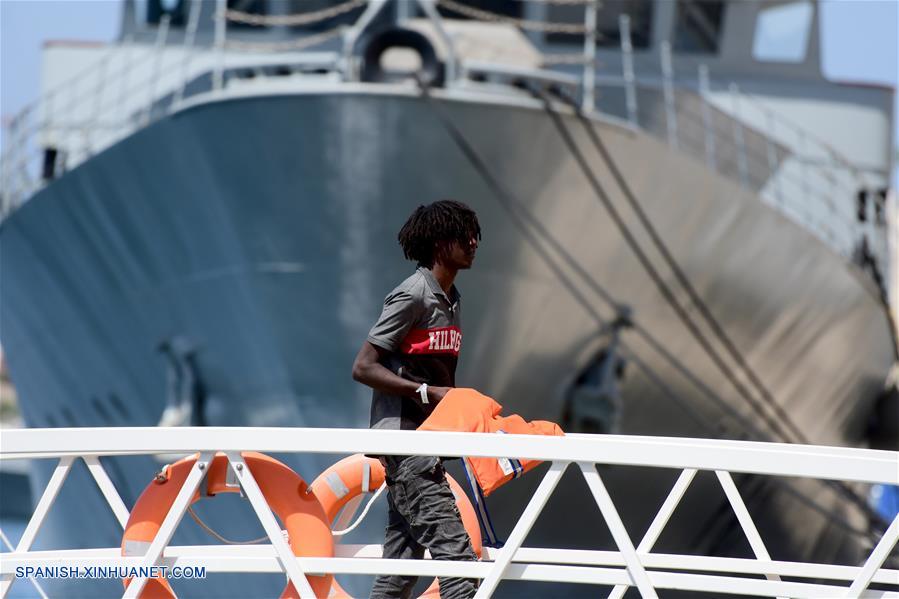 FLORIANA, 7 julio, 2019 (Xinhua) -- Un migrante rescatado desembarca en Floriana, Malta, el 7 de julio de 2019. De acuerdo con información de la prensa local, un grupo de 58 migrantes fue rescatado por las Fuerzas Armadas de Malta el domingo por la ma?ana. (Xinhua/Jonathan Borg)