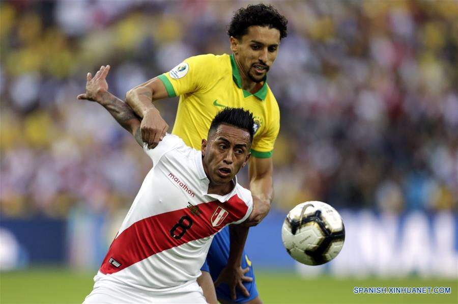 RIO DE JANEIRO, 7 julio, 2019 (Xinhua) -- El jugador Marcos Aoas (atrás), de Brasil, disputa el balón con Christian Cueva (frente), de Perú, durante el partido correspondiente a la final de la Copa América 2019, celebrado en el Estadio Maracaná, en Río de Janeiro, Brasil, el 7 de julio de 2019. (Xinhua/Francisco Ca?edo)