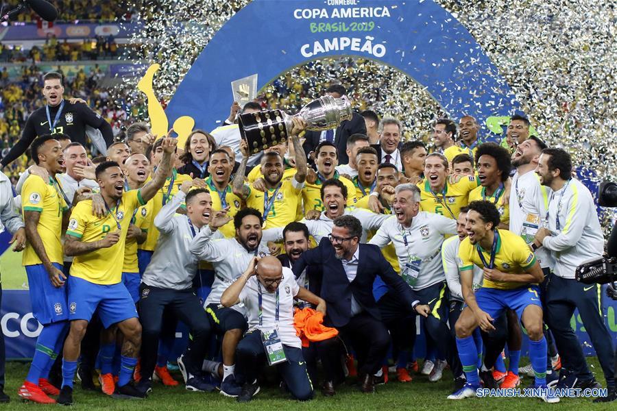 RIO DE JANEIRO, 7 julio, 2019 (Xinhua) -- Jugadores de Brasil festejan con el trofeo al término del partido correspondiente a la final de la Copa América 2019, ante Perú, celebrado en el Estadio Maracaná, en Río de Janeiro, Brasil, el 7 de julio de 2019. (Xinhua/Francisco Ca?edo)