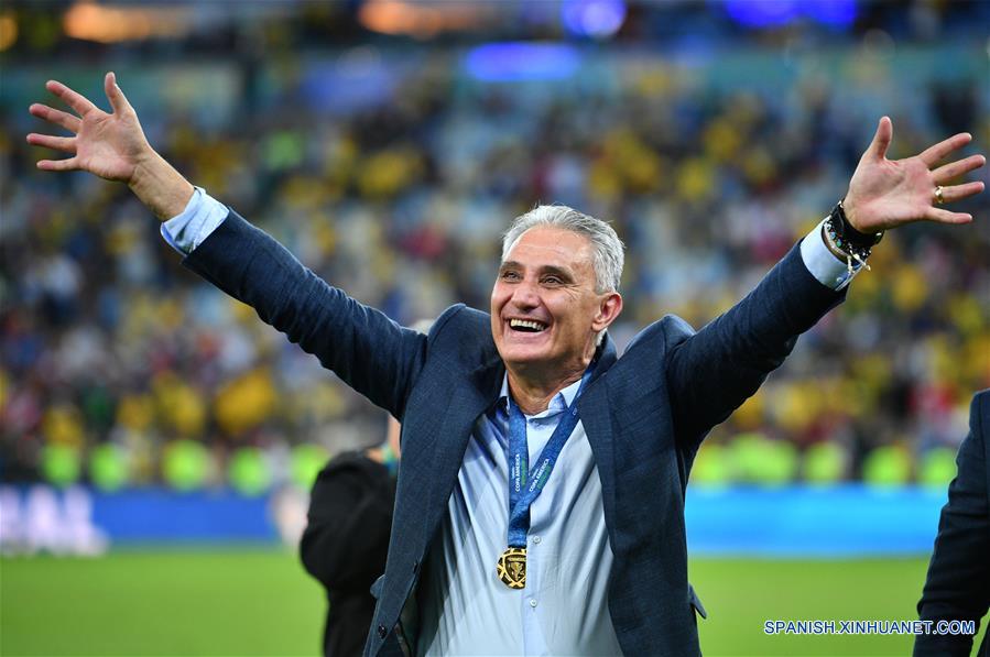 RIO DE JANEIRO, 7 julio, 2019 (Xinhua) -- El director técnico, Tite, de Brasil, festeja durante la ceremonia de premiación al término del partido correspondiente a la final de la Copa América 2019, ante Perú, celebrado en el Estadio Maracaná, en Río de Janeiro, Brasil, el 7 de julio de 2019. (Xinhua/Xin Yuewei)