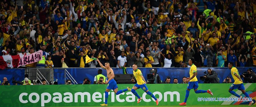 RIO DE JANEIRO, 7 julio, 2019 (Xinhua) -- El jugador Richarlison (i) , de Brasil, festeja una anotación junto a sus compa?eros Everton (2-i), Marcos Aoas (2-d) y Alex Lobo (d), durante el partido correspondiente a la final de la Copa América 2019, ante Perú, celebrado en el Estadio Maracaná, en Río de Janeiro, Brasil, el 7 de julio de 2019. (Xinhua/Xin Yuewei)