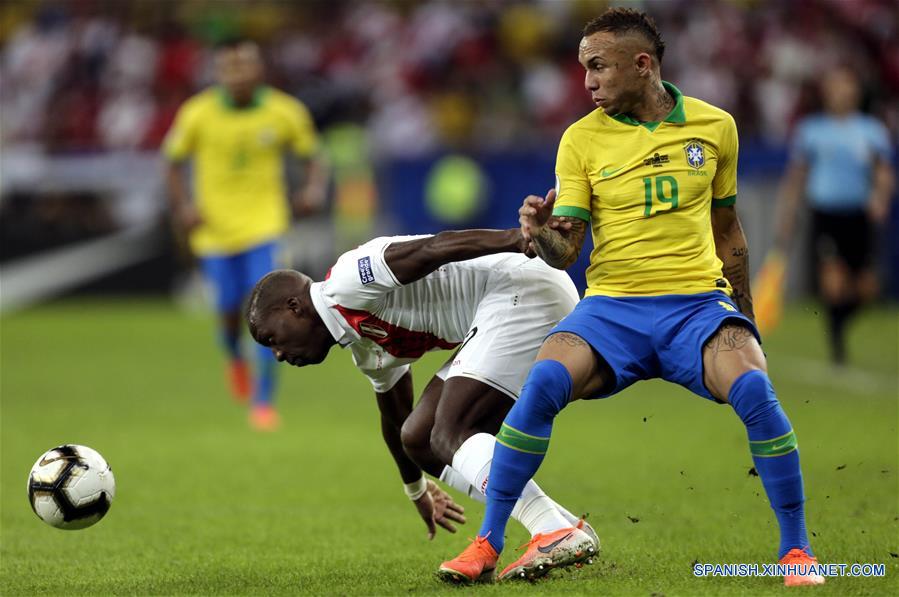 RIO DE JANEIRO, 7 julio, 2019 (Xinhua) -- El jugador Everton (d), de Brasil, disputa el balón con Carlos Caceda (i), de Perú, durante el partido correspondiente a la final de la Copa América 2019, celebrado en el Estadio Maracaná, en Río de Janeiro, Brasil, el 7 de julio de 2019. (Xinhua/Francisco Ca?edo)