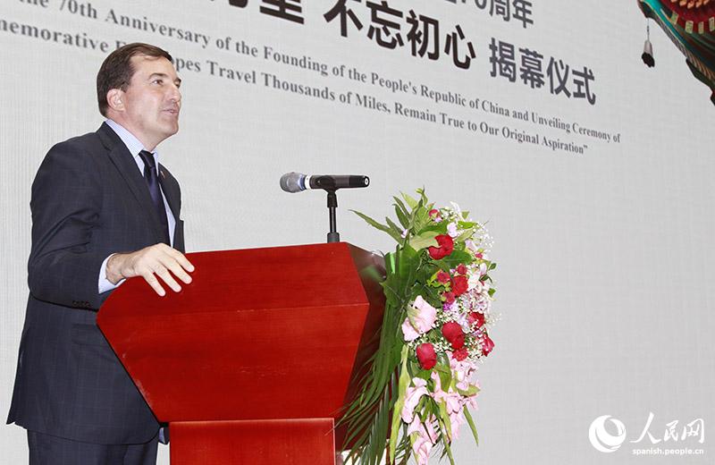 Fernando Lugris, embajador de Uruguay en China, interviene durante la ceremonia de los sobres postales conmemorativos por el 70o aniversario de la fundación de la República Popular China, Beijing, 6 de julio del 2019. (Foto: YAC)