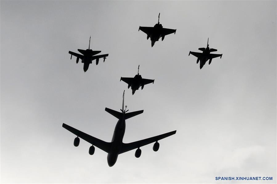 PARIS, 14 julio, 2019 (Xinhua) -- Aeronaves de la fuerza aérea francesa participan durante el desfile militar anual del Día de la Bastilla, en París, Francia, el 14 de julio de 2019. (Xinhua/Jack Chan)