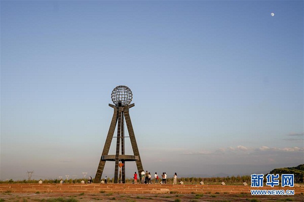 Los turistas visitan y se divierten en el centro geográfico del continente asiático.   [Foto: Xinhua/Zhaoge]