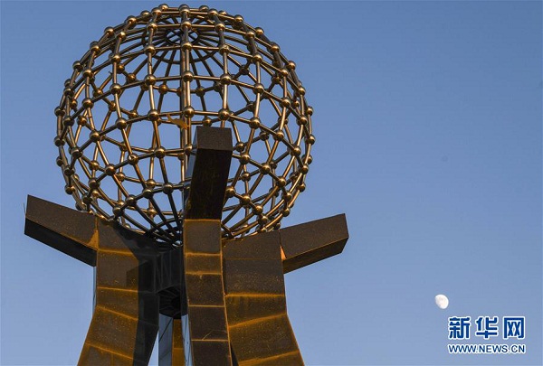 Torre que marca el centro geográfico del continente asiático vista desde la distancia.  [Foto: Xinhua/Zhaoge]