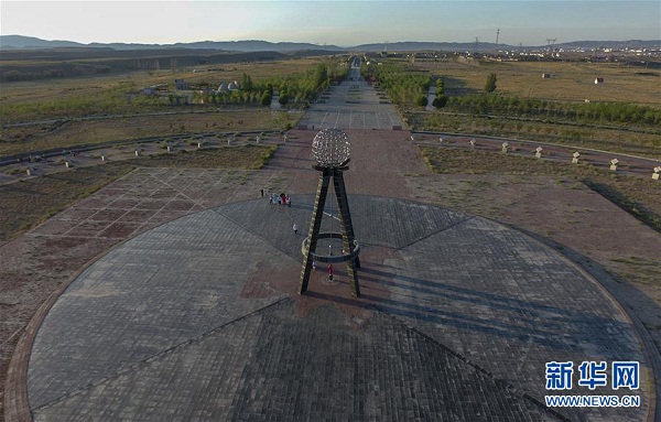 Torre que marca el centro geográfico del continente asiático.[Foto: Xinhua/ Zhaoge]