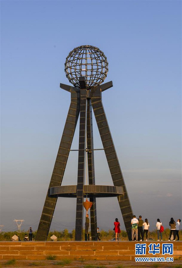 Los turistas visitan y se divierten en el centro geográfico del continente asiático.   [Foto: Xinhua/Zhaoge]