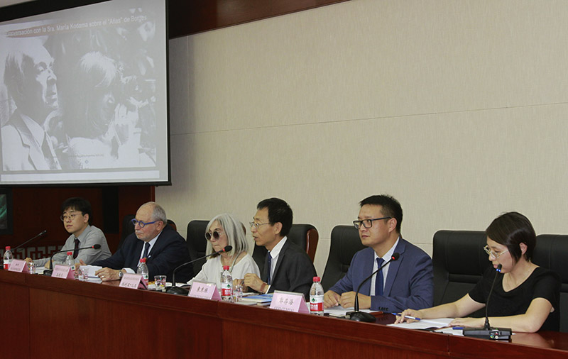 María Kodama, directora de la Fundación Internacional Jorge Luis Borges, dialogó en el Instituto de América Latina de la Academia de Ciencias Sociales de China con lectores, intelectuales y escritores sobre aspectos de la vida y obra de ese inagotable faro literario que sigue siendo Jorge Luis Borges. Beijing, China. 24 de julio del 2019. (Foto: YAC)