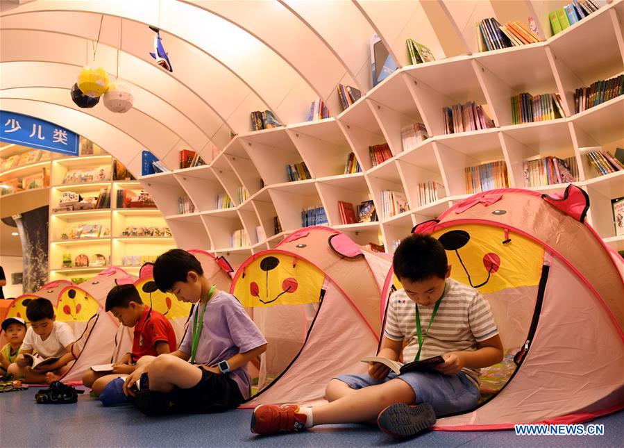 Librería de Qingdao realiza una “acampada nocturna” para promover el amor por la lectura