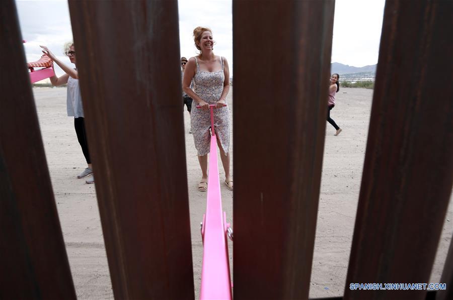 Personas juegan en sube y baja entre muro de acero en Ciudad Juárez