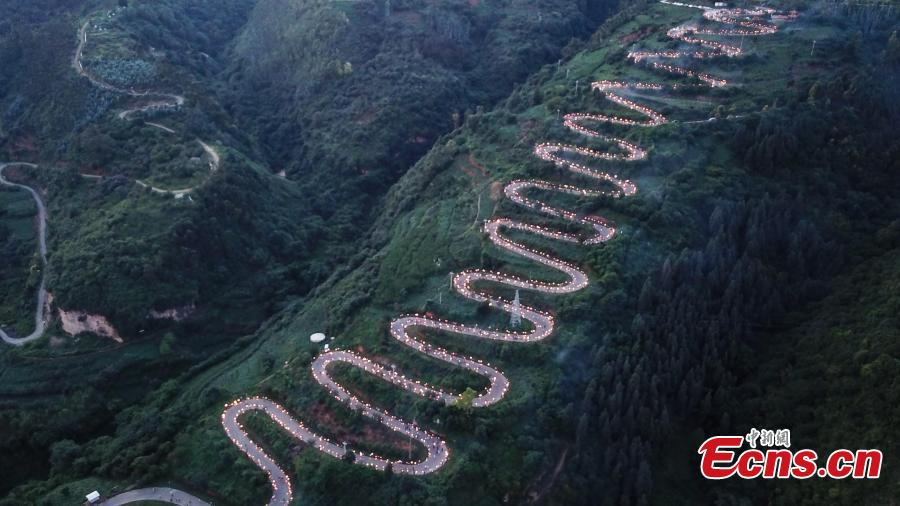 1.300 personas celebran el Festival de la Antorcha en una carretera de monta?a