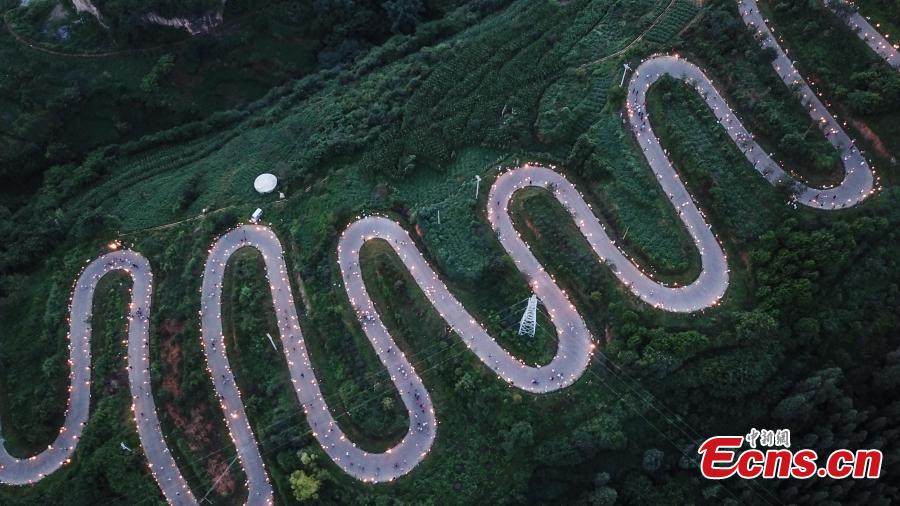 1.300 personas celebran el Festival de la Antorcha en una carretera de monta?a