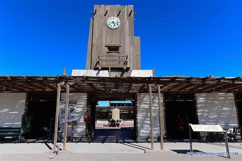 Imagen del 24 de julio de 2019 de turistas recorriendo la oficina salitrera Santiago Humberstone, en la comuna de Pozo Almonte de la provincia del Tamarugal, en la región de Tarapacá, Chile. Construidas en medio del desierto chileno de Atacama, el más árido del mundo, las oficinas salitreras de Santiago Humberstone y Santa Laura celebran hoy en día haber dejado la Lista del Patrimonio Mundial en Peligro de la Organización de las Naciones Unidas para la Educación, la Ciencia y la Cultura (UNESCO, por sus siglas en inglés), en la que estuvieron durante 14 a?os. (Xinhua/Jorge Villegas)