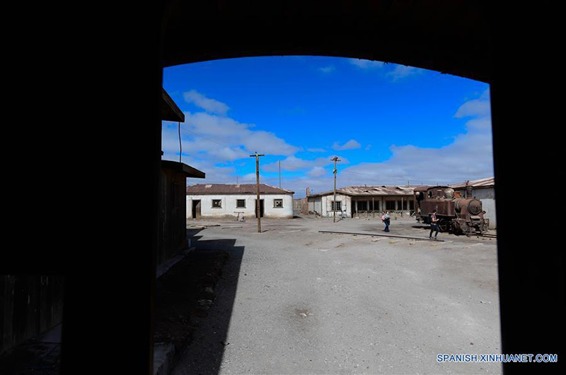 Imagen del 24 de julio de 2019 de turistas recorriendo la oficina salitrera Santiago Humberstone, en la comuna de Pozo Almonte de la provincia del Tamarugal, en la región de Tarapacá, Chile. Construidas en medio del desierto chileno de Atacama, el más árido del mundo, las oficinas salitreras de Santiago Humberstone y Santa Laura celebran hoy en día haber dejado la Lista del Patrimonio Mundial en Peligro de la Organización de las Naciones Unidas para la Educación, la Ciencia y la Cultura (UNESCO, por sus siglas en inglés), en la que estuvieron durante 14 a?os. (Xinhua/Jorge Villegas)