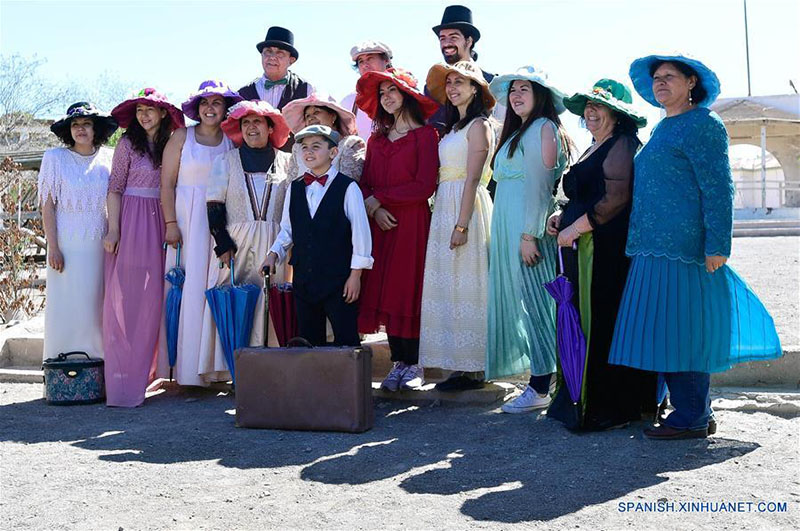 Imagen del 24 de julio de 2019 de turistas con vestimenta antigua posando en la oficina salitrera Santiago Humberstone, en la comuna de Pozo Almonte de la provincia del Tamarugal, en la región de Tarapacá, Chile. Construidas en medio del desierto chileno de Atacama, el más árido del mundo, las oficinas salitreras de Santiago Humberstone y Santa Laura celebran hoy en día haber dejado la Lista del Patrimonio Mundial en Peligro de la Organización de las Naciones Unidas para la Educación, la Ciencia y la Cultura (UNESCO, por sus siglas en inglés), en la que estuvieron durante 14 a?os. (Xinhua/Jorge Villegas)