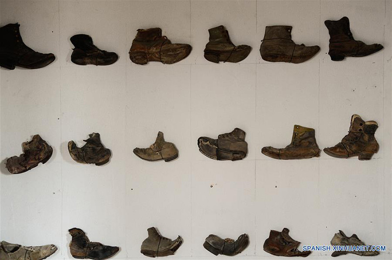 Imagen del 24 de julio de 2019 de zapatos siendo exhibidos en el museo de la oficina salitrera Santiago Humberstone, en la comuna de Pozo Almonte de la provincia del Tamarugal, en la región de Tarapacá, Chile. Construidas en medio del desierto chileno de Atacama, el más árido del mundo, las oficinas salitreras de Santiago Humberstone y Santa Laura celebran hoy en día haber dejado la Lista del Patrimonio Mundial en Peligro de la Organización de las Naciones Unidas para la Educación, la Ciencia y la Cultura (UNESCO, por sus siglas en inglés), en la que estuvieron durante 14 a?os. (Xinhua/Jorge Villegas)