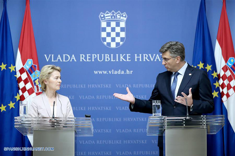 El primer ministro de Croacia, Andrej Plenkovic (d), y la presidenta electa de la Comisión Europea, Ursula von der Leyen (i), asisten a una conferencia de prensa, en Zagreb, Croacia, el 30 de julio de 2019. Ursula von der Leyen se?aló el martes que Croacia es una historia de éxito de la Unión Europea (UE) y modelo a seguir para otros países. (Xinhua/Sanjin Strukic/Pixsell)