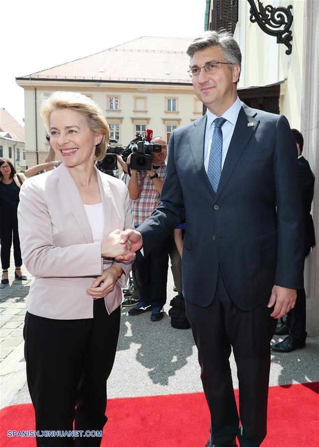 El primer ministro de Croacia, Andrej Plenkovic (d), recibe a la presidenta electa de la Comisión Europea, Ursula von der Leyen (i), en Zagreb, Croacia, el 30 de julio de 2019. Ursula von der Leyen se?aló el martes que Croacia es una historia de éxito de la Unión Europea (UE) y modelo a seguir para otros países. (Xinhua/Sanjin Strukic/Pixsell)