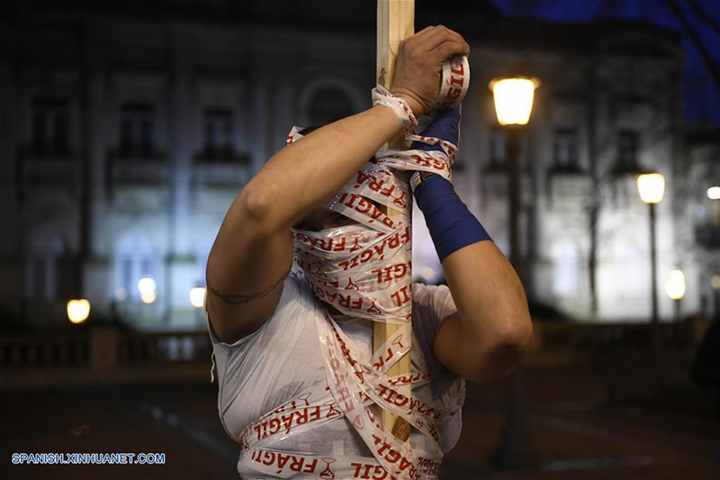 MONTEVIDEO, 30 julio, 2019 (Xinhua) -- Una persona realiza una presentación en el Festival de Arte Activista Latinoamericano "AHORA", en la plaza Cagancha, en Montevideo, capital de Uruguay, el 30 de julio de 2019. De acuerdo con información de la prensa local, "AHORA" es un festival independiente que pretende ocupar las calles, los espacios públicos y medios de transporte con arte activista latinoamericano. (Xinhua/Nicolás Celaya)