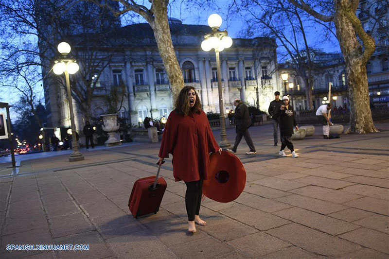 MONTEVIDEO, 30 julio, 2019 (Xinhua) -- Una mujer realiza una presentación en el Festival de Arte Activista Latinoamericano "AHORA", en la plaza Cagancha, en Montevideo, capital de Uruguay, el 30 de julio de 2019. De acuerdo con información de la prensa local, "AHORA" es un festival independiente que pretende ocupar las calles, los espacios públicos y medios de transporte con arte activista latinoamericano. (Xinhua/Nicolás Celaya)