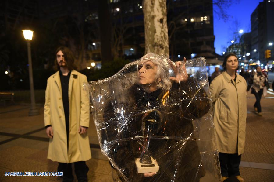 MONTEVIDEO, 30 julio, 2019 (Xinhua) -- Una mujer realiza una presentación en el Festival de Arte Activista Latinoamericano "AHORA", en la plaza Cagancha, en Montevideo, capital de Uruguay, el 30 de julio de 2019. De acuerdo con información de la prensa local, "AHORA" es un festival independiente que pretende ocupar las calles, los espacios públicos y medios de transporte con arte activista latinoamericano. (Xinhua/Nicolás Celaya)