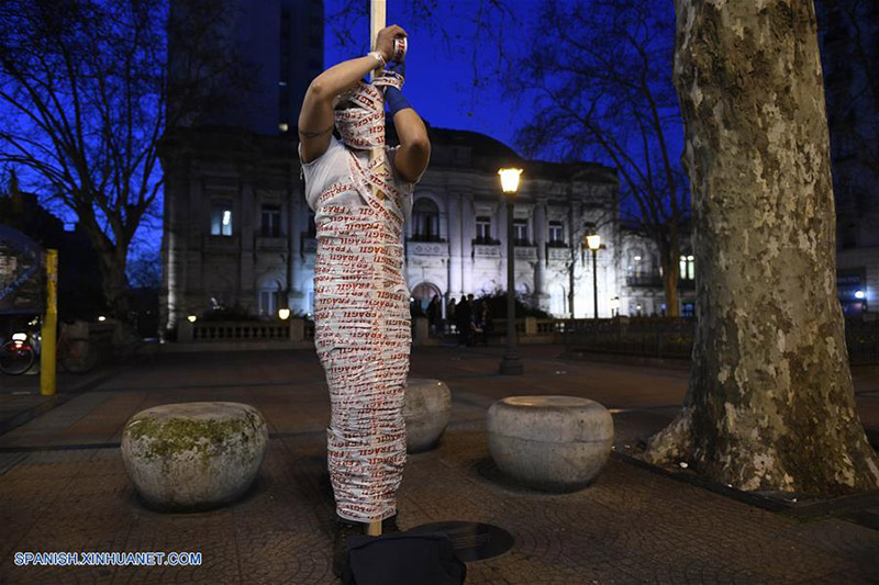 MONTEVIDEO, 30 julio, 2019 (Xinhua) -- Una persona realiza una presentación en el Festival de Arte Activista Latinoamericano "AHORA", en la plaza Cagancha, en Montevideo, capital de Uruguay, el 30 de julio de 2019. De acuerdo con información de la prensa local, "AHORA" es un festival independiente que pretende ocupar las calles, los espacios públicos y medios de transporte con arte activista latinoamericano. (Xinhua/Nicolás Celaya)