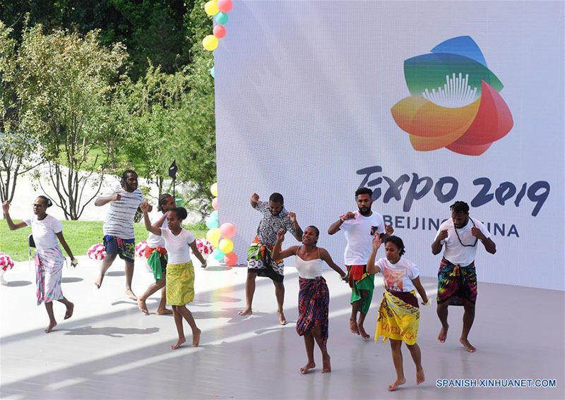 BEIJING, 30 julio, 2019 (Xinhua) -- Artistas de Vanuatu realizan una actuación durante el evento del "Día de Vanuatu" en la Exposición Internacional de Horticultura de Beijing 2019, en Beijing, capital de China, el 30 de julio de 2019. El evento del "Día de Vanuatu" fue llevado a cabo el martes en la Exposición Internacional de Horticultura de Beijing. (Xinhua/Zhang Chenlin)