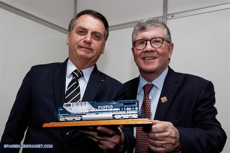 Imagen cedida por la Presidencia de Brasil, del presidente brasile?o, Jair Bolsonaro (i), participando durante la ceremonia de firma de una concesión ferroviaria, en Anápolis, estado de Goiás, Brasil, el 31 de julio de 2019. Bolsonaro participó el miércoles en Anápolis, estado de Goiás, en la firma del contrato de concesión del Ferrocarril Norte-Sur, el cual irá de Porto Nacional, Tocantins a Estrela D'Oeste, Sao Paulo. (Xinhua/Alan Santos/Presidencia de Brasil)