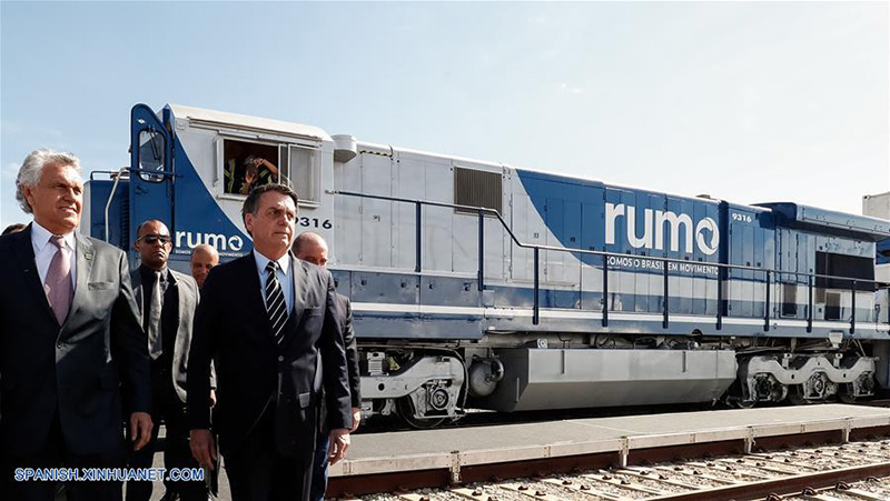 Imagen cedida por la Presidencia de Brasil, del presidente brasile?o, Jair Bolsonaro (d), participando durante la ceremonia de firma de una concesión ferroviaria, en Anápolis, estado de Goiás, Brasil, el 31 de julio de 2019. Bolsonaro participó el miércoles en Anápolis, estado de Goiás, en la firma del contrato de concesión del Ferrocarril Norte-Sur, el cual irá de Porto Nacional, Tocantins a Estrela D'Oeste, Sao Paulo. (Xinhua/Alan Santos/Presidencia de Brasil)