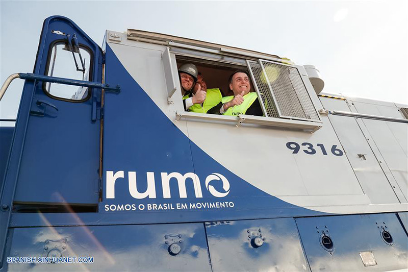 Imagen cedida por la Presidencia de Brasil, del presidente brasile?o, Jair Bolsonaro (d), participando durante la ceremonia de firma de una concesión ferroviaria, en Anápolis, estado de Goiás, Brasil, el 31 de julio de 2019. Bolsonaro participó el miércoles en Anápolis, estado de Goiás, en la firma del contrato de concesión del Ferrocarril Norte-Sur, el cual irá de Porto Nacional, Tocantins a Estrela D'Oeste, Sao Paulo. (Xinhua/Alan Santos/Presidencia de Brasil)