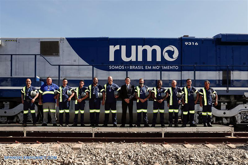 Imagen cedida por la Presidencia de Brasil, del presidente brasile?o, Jair Bolsonaro (c), posando con trabajadores durante la ceremonia de firma de una concesión ferroviaria, en Anápolis, estado de Goiás, Brasil, el 31 de julio de 2019. Bolsonaro participó el miércoles en Anápolis, estado de Goiás, en la firma del contrato de concesión del Ferrocarril Norte-Sur, el cual irá de Porto Nacional, Tocantins a Estrela D'Oeste, Sao Paulo. (Xinhua/Alan Santos/Presidencia de Brasil)