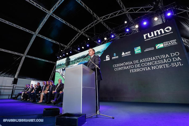 Imagen cedida por la Presidencia de Brasil, del presidente brasile?o, Jair Bolsonaro (d), pronunciando un discurso durante la ceremonia de firma de una concesión ferroviaria, en Anápolis, estado de Goiás, Brasil, el 31 de julio de 2019. Bolsonaro participó el miércoles en Anápolis, estado de Goiás, en la firma del contrato de concesión del Ferrocarril Norte-Sur, el cual irá de Porto Nacional, Tocantins a Estrela D'Oeste, Sao Paulo. (Xinhua/Alan Santos/Presidencia de Brasil)