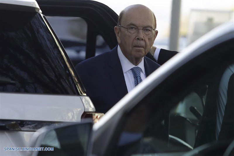 El secretario de comercio de Estados Unidos, Wilbur Ross, llega para participar en una reunión con el ministro de Economía brasile?o, Paulo Guedes, en la sede del Ministerio de Comercio, en Brasilia, Brasil, el 31 de julio de 2019. Guedes anunció el miércoles tras una reunión con Ross que los dos países iniciaron de manera oficial las negociaciones para cerrar un acuerdo de libre comercio. (Xinhua/Lucio Tavora)