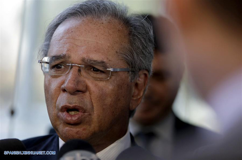 El ministro de Economía brasile?o, Paulo Guedes, participa en una conferencia de prensa luego de su reunión con el secretario de comercio de Estados Unidos, Wilbur Ross, en la sede del Ministerio de Comercio, en Brasilia, Brasil, el 31 de julio de 2019. Guedes anunció el miércoles tras una reunión con Ross que los dos países iniciaron de manera oficial las negociaciones para cerrar un acuerdo de libre comercio. (Xinhua/Lucio Tavora)