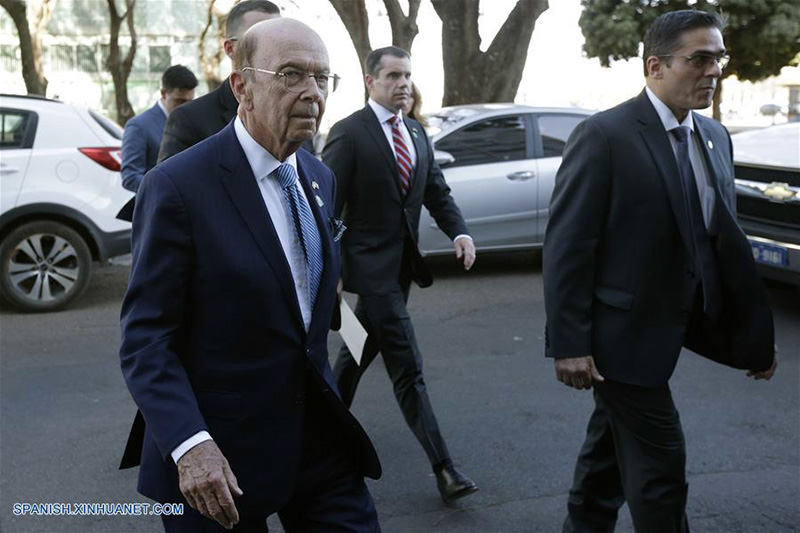 El secretario de comercio de Estados Unidos, Wilbur Ross (i-frente), llega para participar en una reunión con el ministro de Economía brasile?o, Paulo Guedes, en la sede del Ministerio de Comercio, en Brasilia, Brasil, el 31 de julio de 2019. Guedes anunció el miércoles tras una reunión con Ross que los dos países iniciaron de manera oficial las negociaciones para cerrar un acuerdo de libre comercio. (Xinhua/Lucio Tavora)