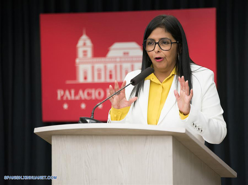 La vicepresidenta venezolana, Delcy Rodríguez, habla en una conferencia de prensa, en Caracas, Venezuela, el 31 de julio de 2019. Rodríguez calificó el miércoles como una "operación de fraude" y "crimen organizado transnacional" la decisión de una corte estadounidense para expropiar activos de la empresa Citgo, filial de Petróleos de Venezuela en suelo norteamericano. (Xinhua/Marcos Salgado)