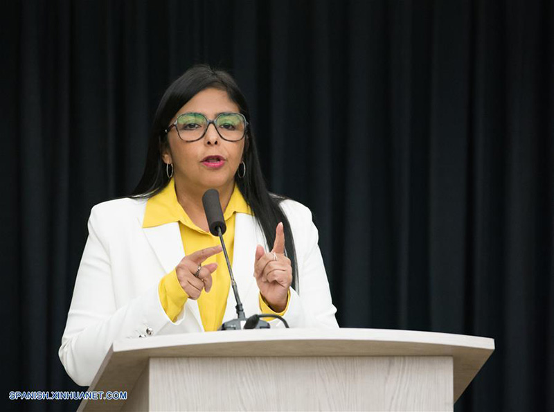 La vicepresidenta venezolana, Delcy Rodríguez, habla en una conferencia de prensa, en Caracas, Venezuela, el 31 de julio de 2019. Rodríguez calificó el miércoles como una "operación de fraude" y "crimen organizado transnacional" la decisión de una corte estadounidense para expropiar activos de la empresa Citgo, filial de Petróleos de Venezuela en suelo norteamericano. (Xinhua/Marcos Salgado)