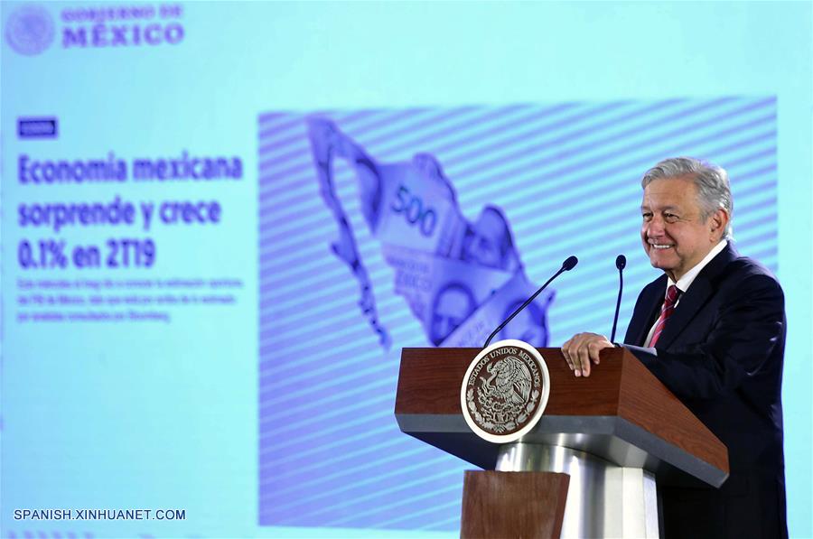 El presidente de México, Andrés Manuel López Obrador, reacciona en una rueda de prensa, en Palacio Nacional, en la Ciudad de México, capital de México, el 31 de julio de 2019. Las recientes cifras económicas de México, que revelan que el país esquivó una "recesión técnica", despejan miedos y las intenciones de generar desconfianza sobre el futuro, afirmó el miércoles, López Obrador. (Xinhua/Str)